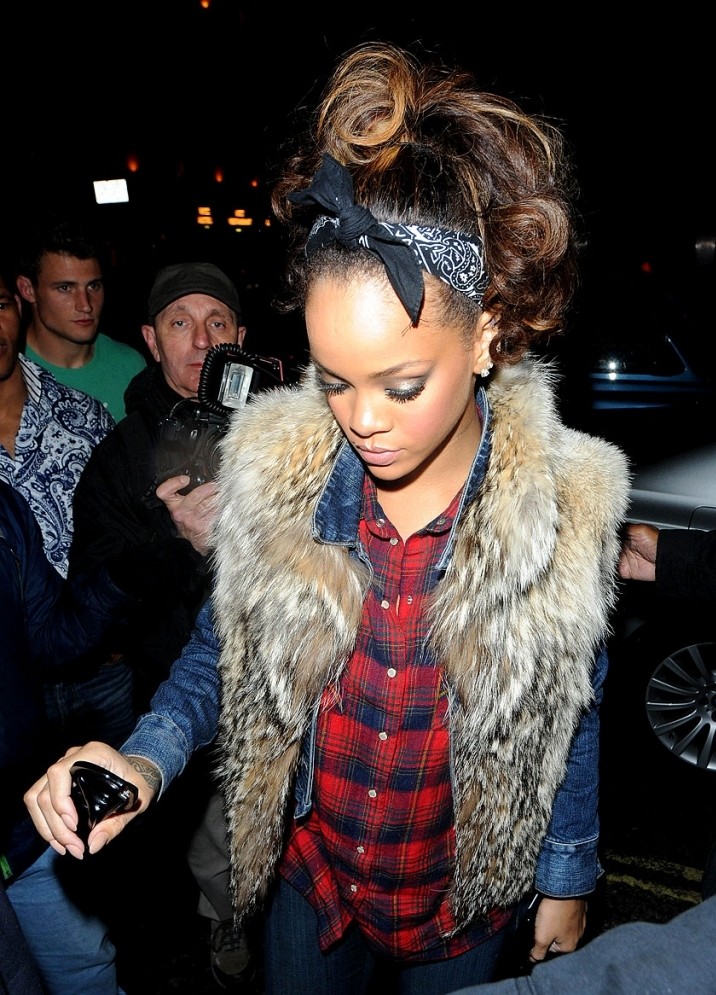 coiffure-bandeau-cheveux-Rihanna-noir-blanc-cheveux-queue-cheval