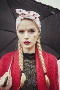 coiffure-bandeau-cheveux-tresses-bandana-blanche-coeurs-rouges