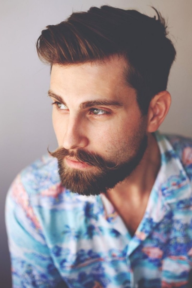 coiffure-homme-tendances-rétro-pompadour-side-parting-barbe-moustaches