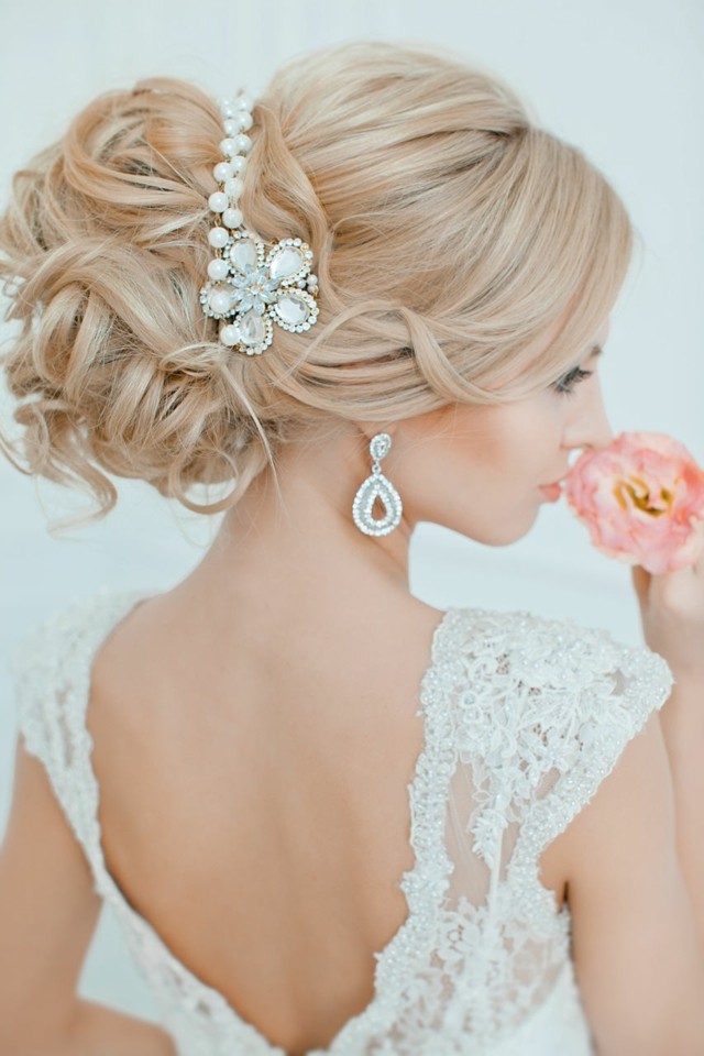 coiffure-mariage-cheveux-longs-chignon-décontracté-bijou-perles-fleur