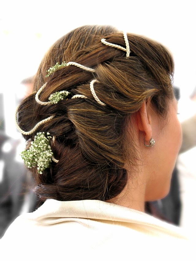 coiffure-mariage-cheveux-longs-tresse-côté-corde-fleurs coiffure pour mariage