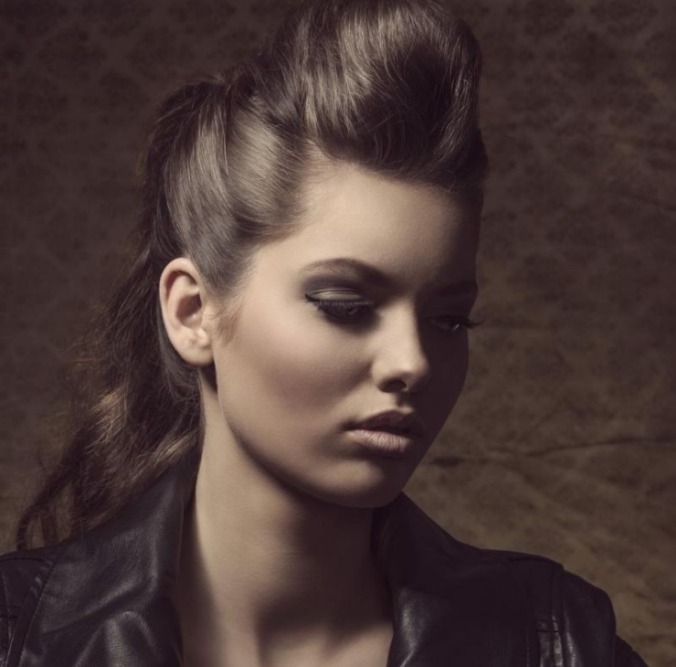 coiffure-rockabilly-femme-moderne-cheveux-semi-attachés-frange