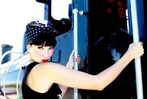 coiffure-rockabilly-femme-turban-frange-rétro