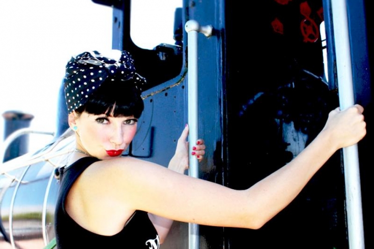 coiffure-rockabilly-femme-turban-frange-rétro