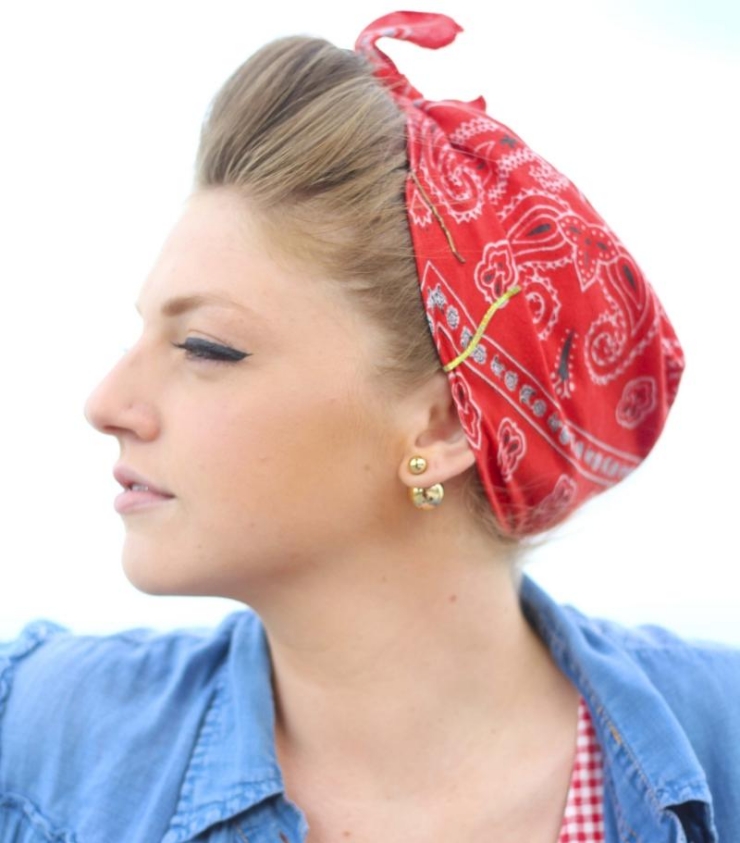 coiffure-rockabilly-femme-turban-rouge-frange-arrière coiffure rockabilly