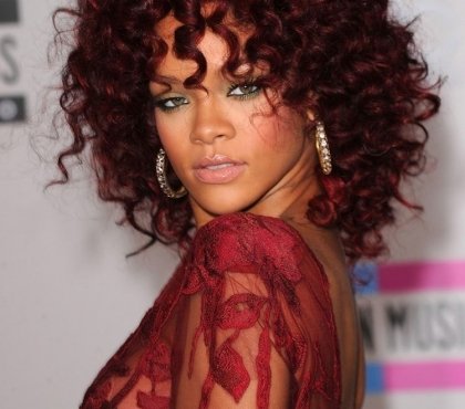 coiffure-tendance-2015-femme-ete-cheveux-boucles-Rihanna