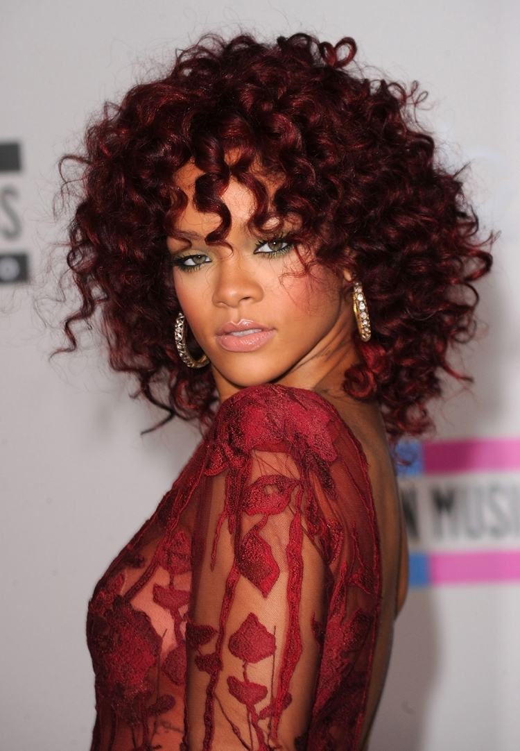 coiffure-tendance-2015-femme-ete-cheveux-boucles-Rihanna