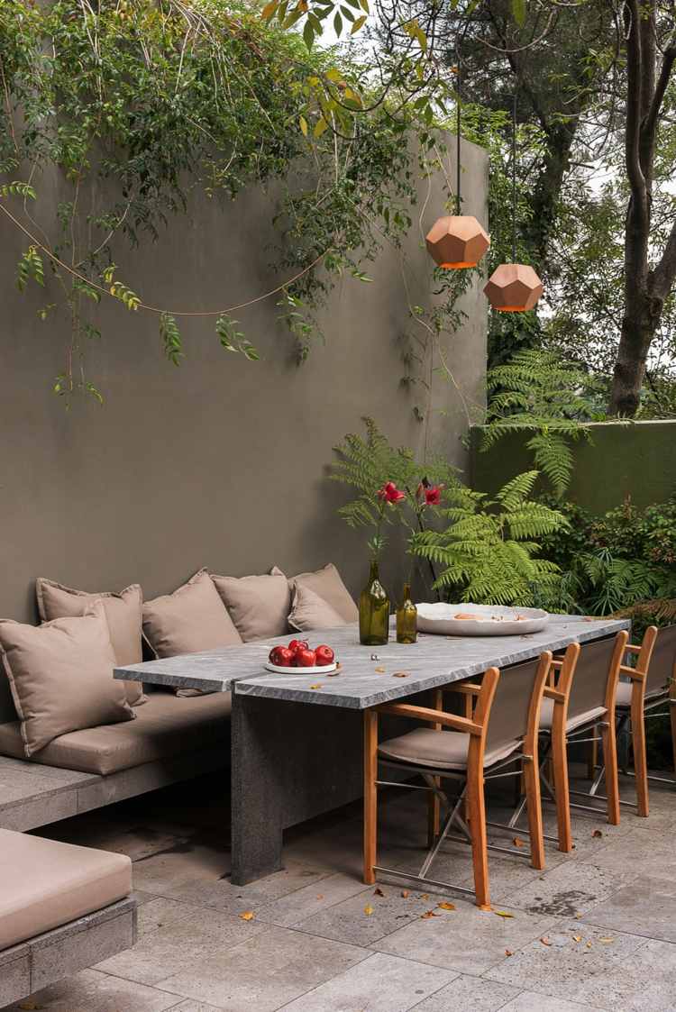 coin-repas-jardin-table-marbre-chaises-bois-maison-luxe
