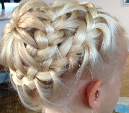 comment-chignon-tressé-forme-fleur-cheveux-long