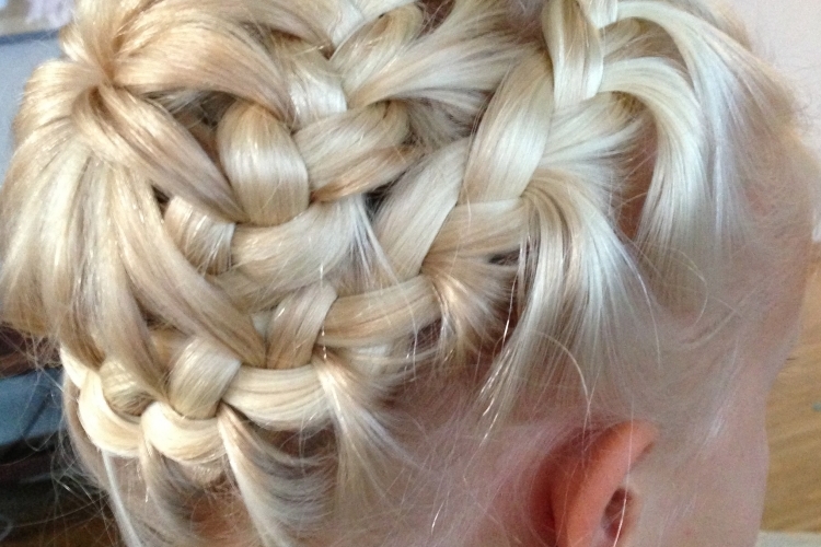 comment-chignon-tressé-forme-fleur-cheveux-long