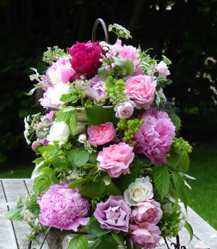 composition-florale hauteur pivoines roses verdure