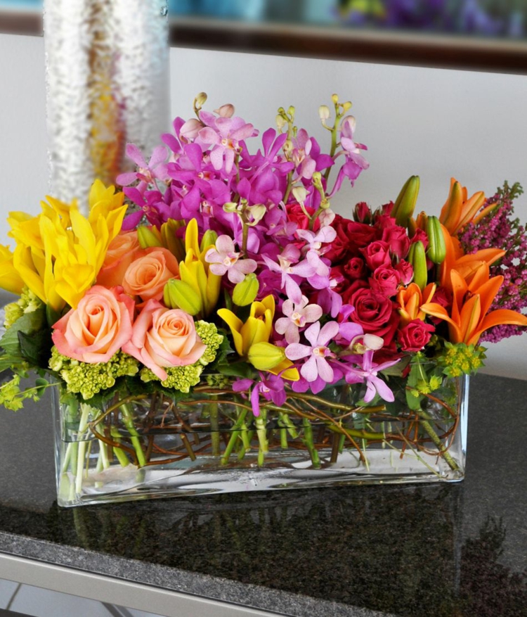 composition-florale-plusieurs fleurs printanières vase rectangulaire