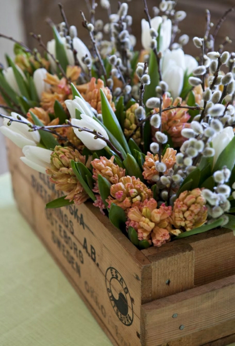 composition florale printanière caisse bois tulipes saule chat