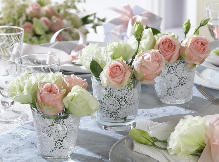 composition-florale-printanière-fleurs-roses-blanches-verres-déco-romantique.jpg