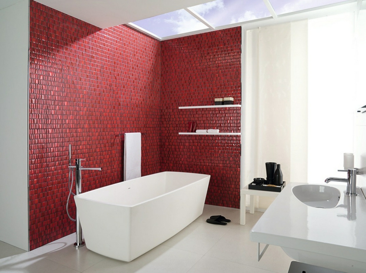 couleur-salle-bain-blanche-carrelage-mosaïque-rouge-rubis