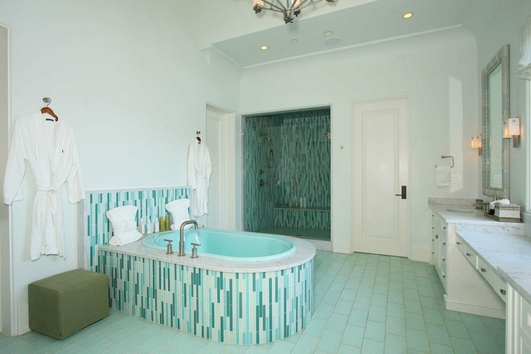 couleur-salle-bain-blanche-carrelage-mosaïque-turquoise