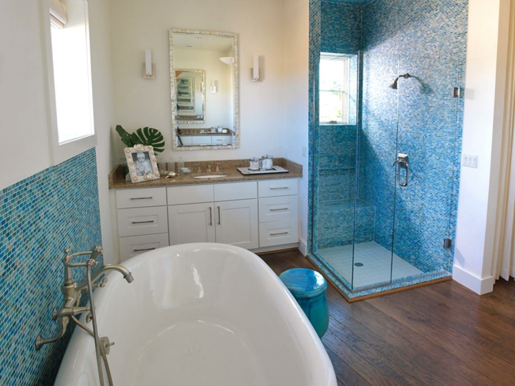 couleur-salle-bain-blanche-plancher-mosaïque-bleue