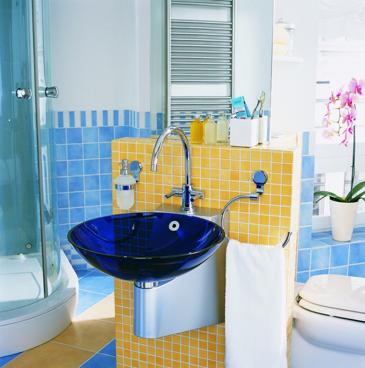couleur-salle-bain-fraîche-carrelage-bleu-jaune-orchidée