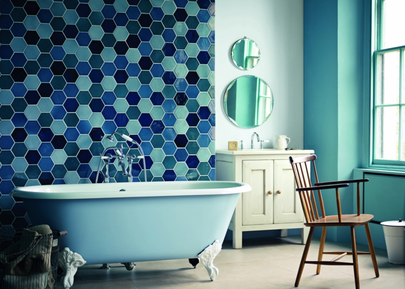 couleur-salle-bain-vintage-carrelage-hexagonal-bleu
