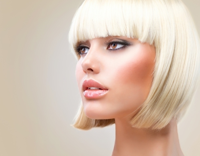 Coupe courte femme avec frange selon la forme du visage