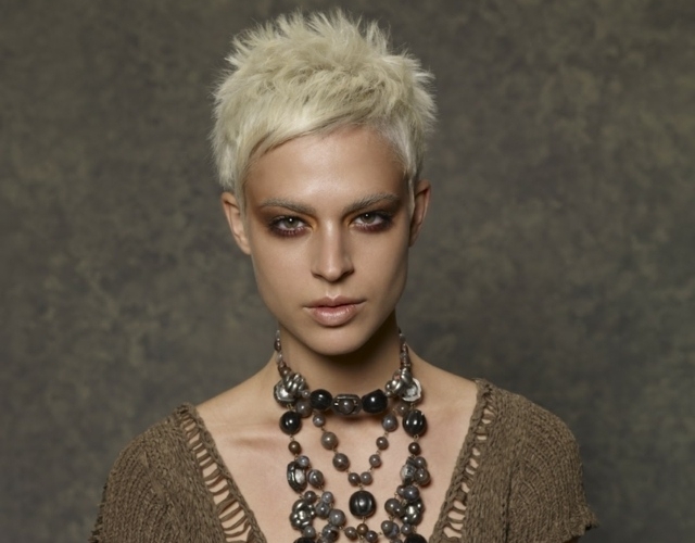 Coupe courte femme avec frange selon la forme du visage