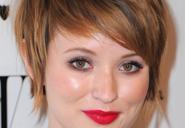 Coupe courte femme avec frange selon la forme du visage