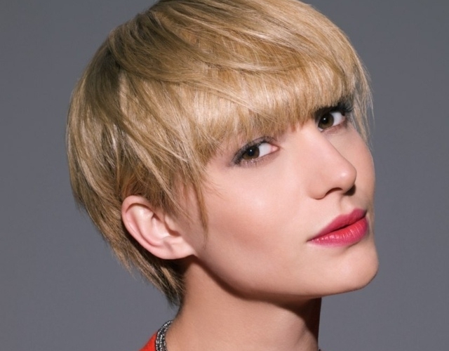 Coupe courte femme avec frange selon la forme du visage
