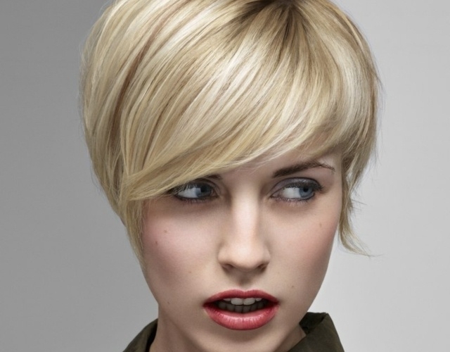 Coupe courte femme avec frange selon la forme du visage