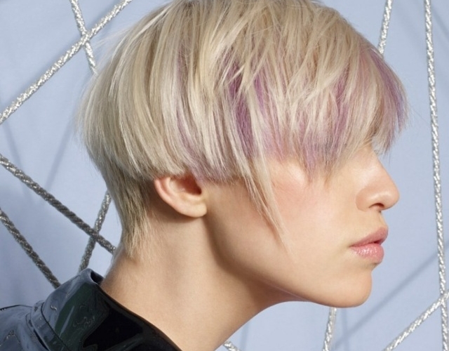 Coupe courte femme avec frange selon la forme du visage
