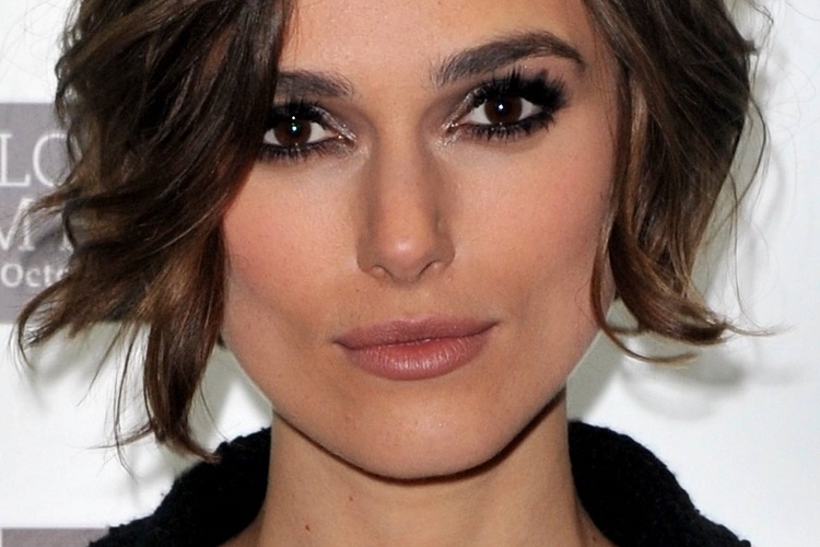 Coupe courte femme avec frange selon la forme du visage