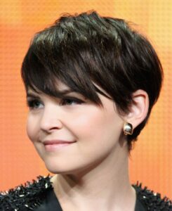 coupe courte femme visage rond cheveux-fines-volume-dessus