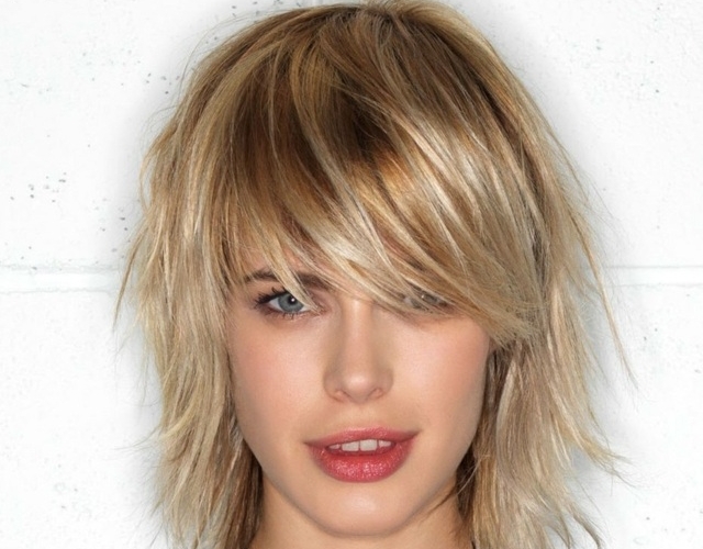Coupe courte femme avec frange selon la forme du visage