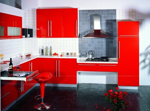 crédence-cuisine-carreaux-forme-carrée-blanc-gris-armoires-rouges