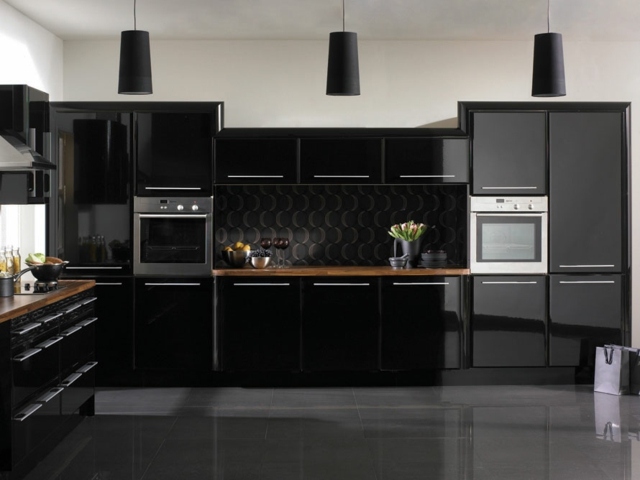 crédence-cuisine-papier-peint-noir-motifs-circulaires-armoires-noires