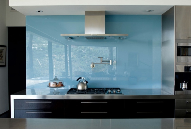 crédence-cuisine-verre-bleu-clair-armoires-noires crédence cuisine