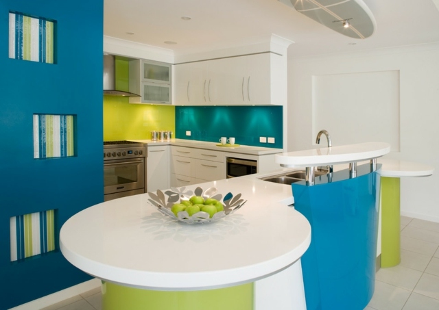 crédence-cuisine-verre-turquoise-vert-anis-armoires-blanches