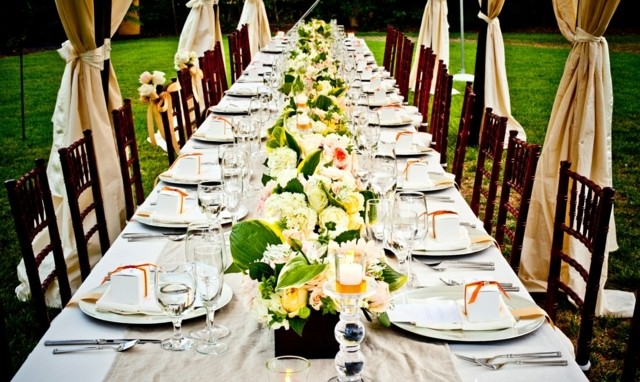 deco-mariage-table-arrangements-floraux-roses-blanches-hortensias-feuilles-cadeaux
