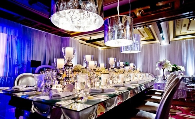 deco-mariage-table-bougeoirs--suspensions-argent-fleurs