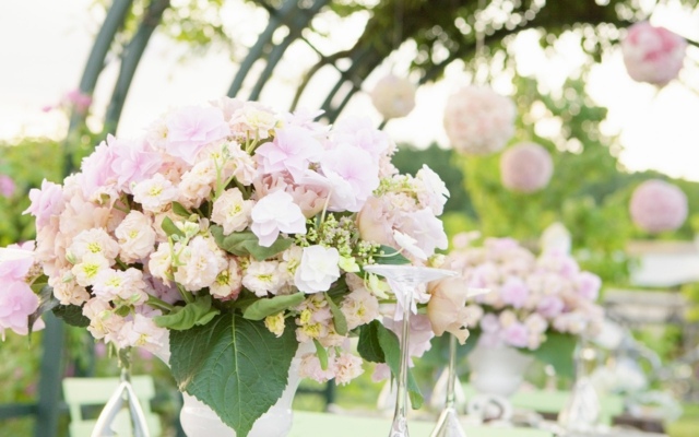 deco-mariage-table-bouquet-roses-blanches-crème
