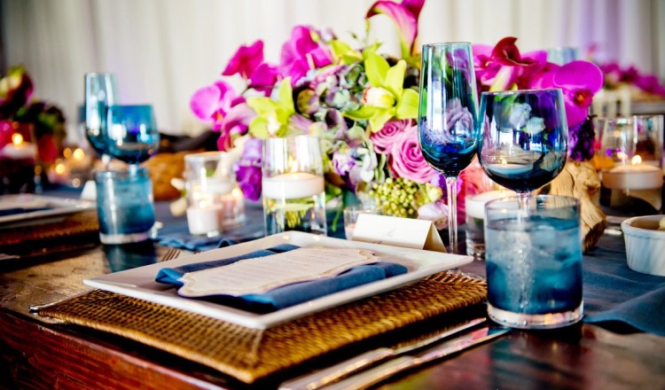 deco-mariage-table-bouquet-roses-orchidées-verres-bleus