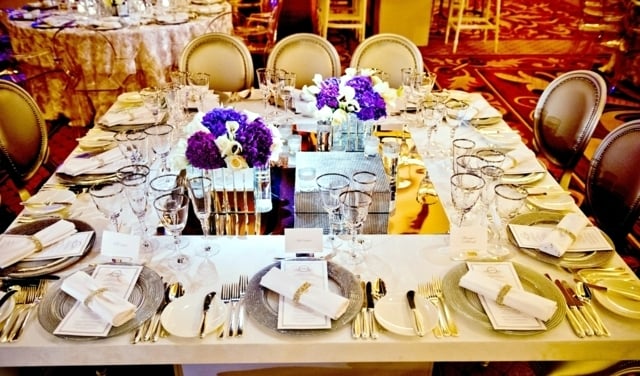 deco-mariage-table-bouquets-bleu-lilas-blanc-assiettes-argent