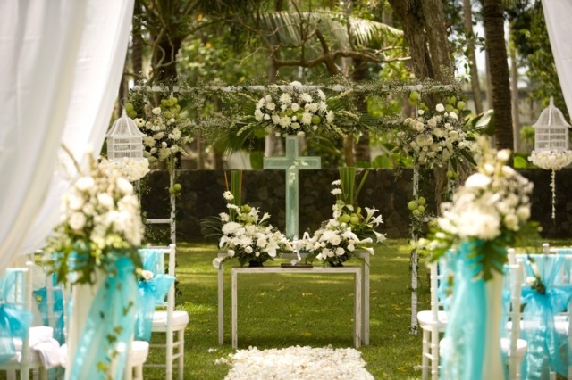 deco-mariage-table-bouquets-roses-callas-blancs-rubans-turquoise