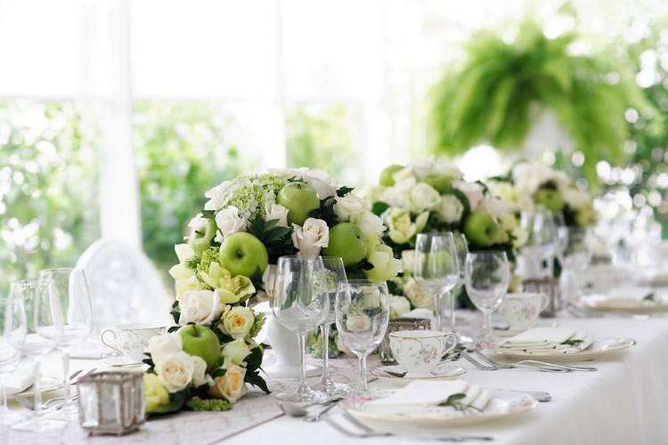 deco-mariage-table-centre-table-roses-blanches-pommes1 déco de mariage