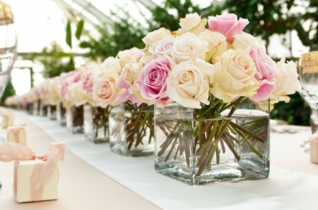 deco-mariage-table-centre-table-roses-blanches-roses