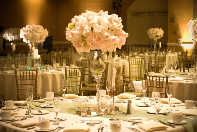 deco-mariage-table-centre-table-roses-vase-verre-cristal