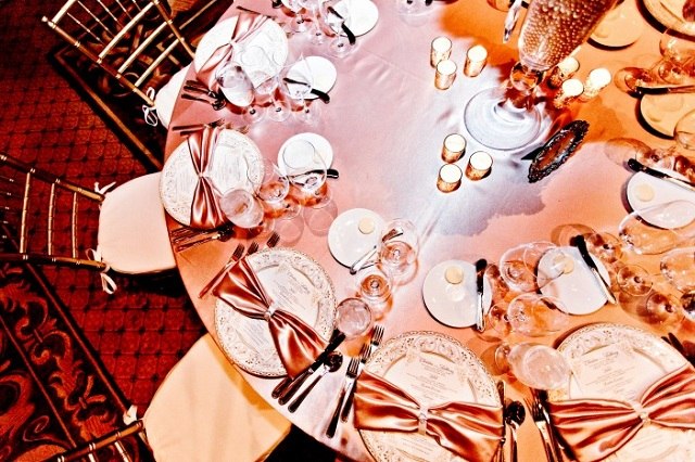 deco-mariage-table-ronde-serviettes-satin-bougies