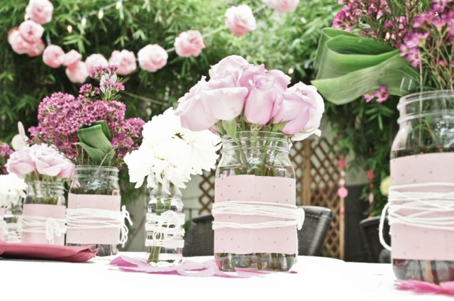 deco-mariage-table-roses-lilas-rubans-gurlande-pompons