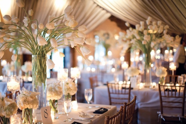 deco-mariage-table-tulipes-blanches-bougies-rideaux déco de mariage