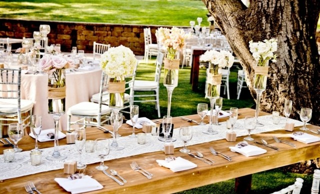 deco-mariage-table-vintage-table-bois-fleurs-blanches-chemin