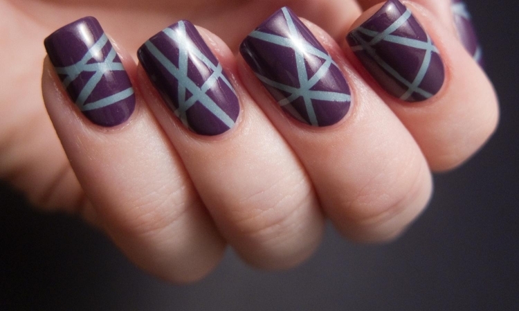 deco-ongles-bande-de-striping-tape-vernis-violet-rayures-bleues
